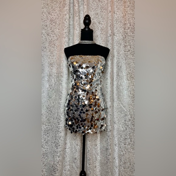 Dresses & Skirts - NWOT Jumbo sequined mini dress
